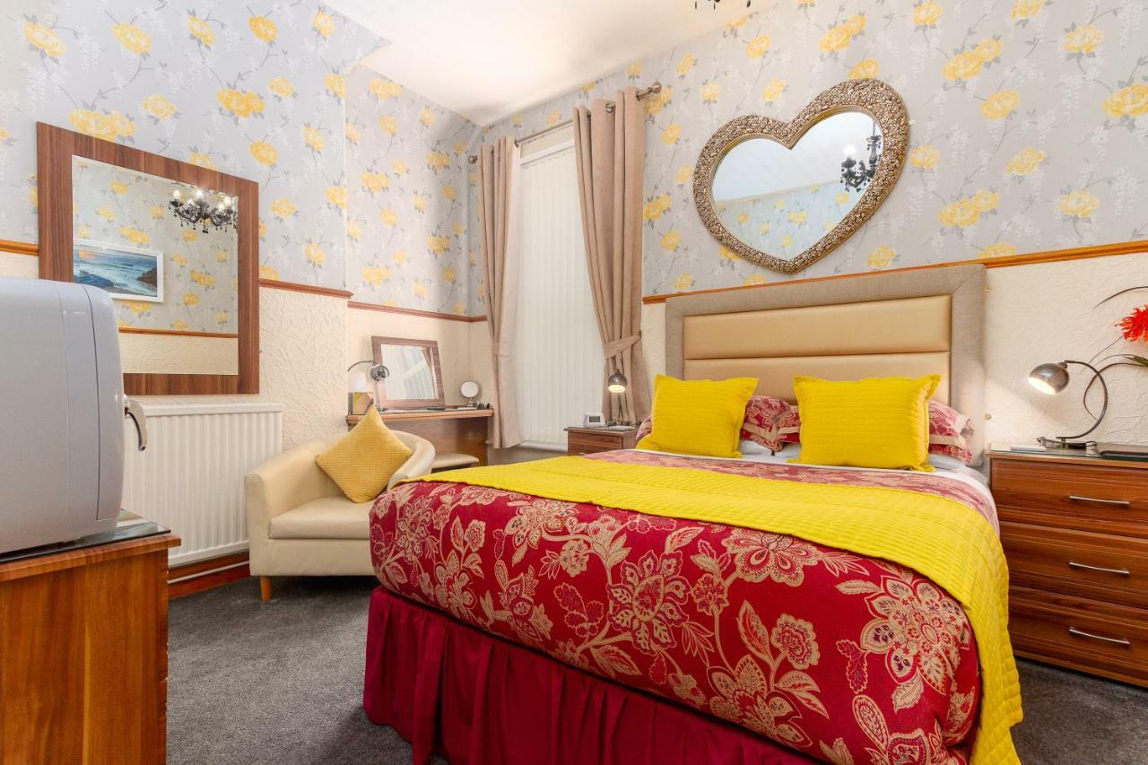 Valentine Lodge Over 21 Adult Couples Only Blackpool Bagian luar foto