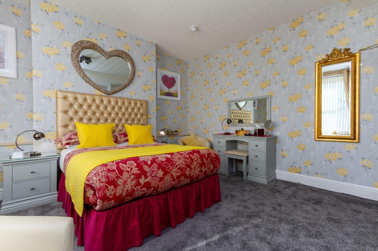 Valentine Lodge Over 21 Adult Couples Only Blackpool Bagian luar foto
