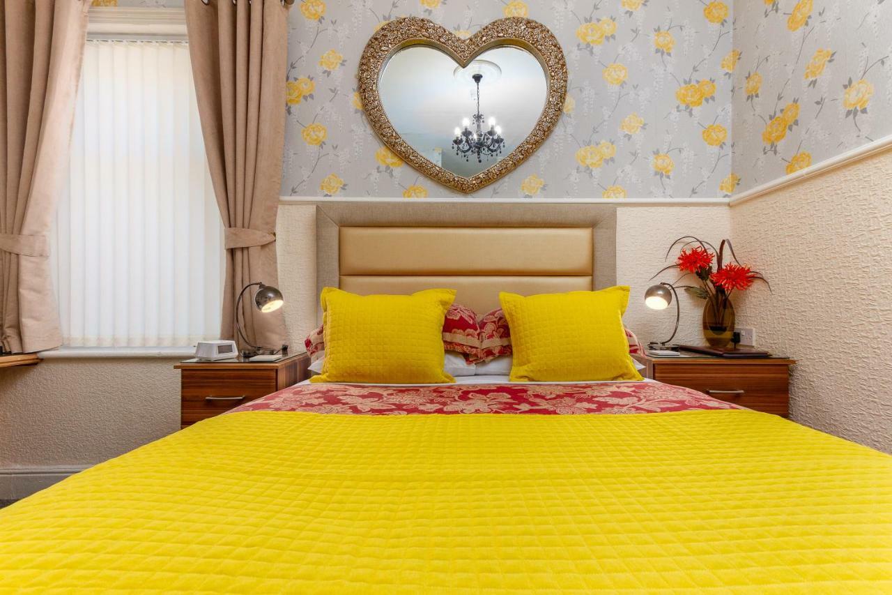 Valentine Lodge Over 21 Adult Couples Only Blackpool Bagian luar foto