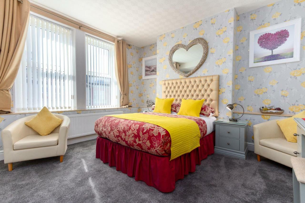 Valentine Lodge Over 21 Adult Couples Only Blackpool Bagian luar foto