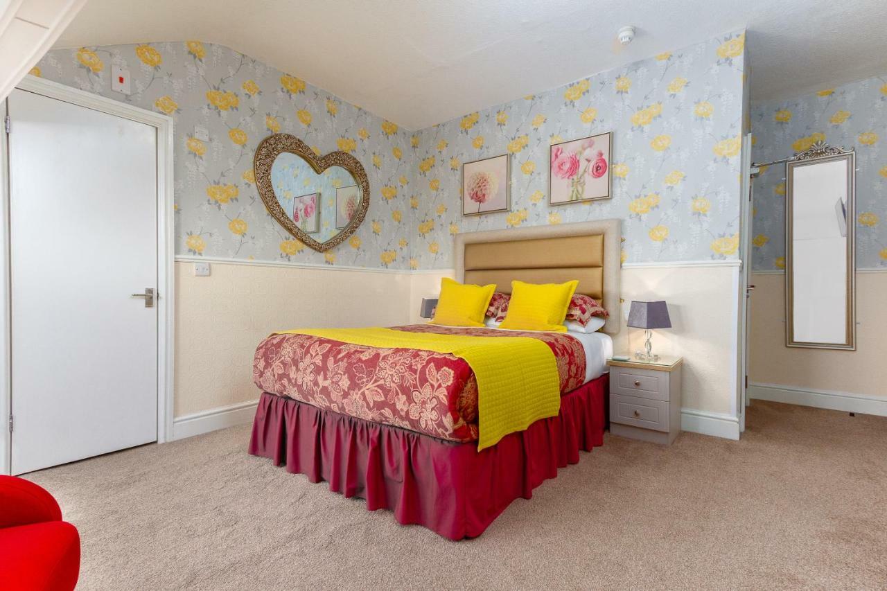 Valentine Lodge Over 21 Adult Couples Only Blackpool Bagian luar foto