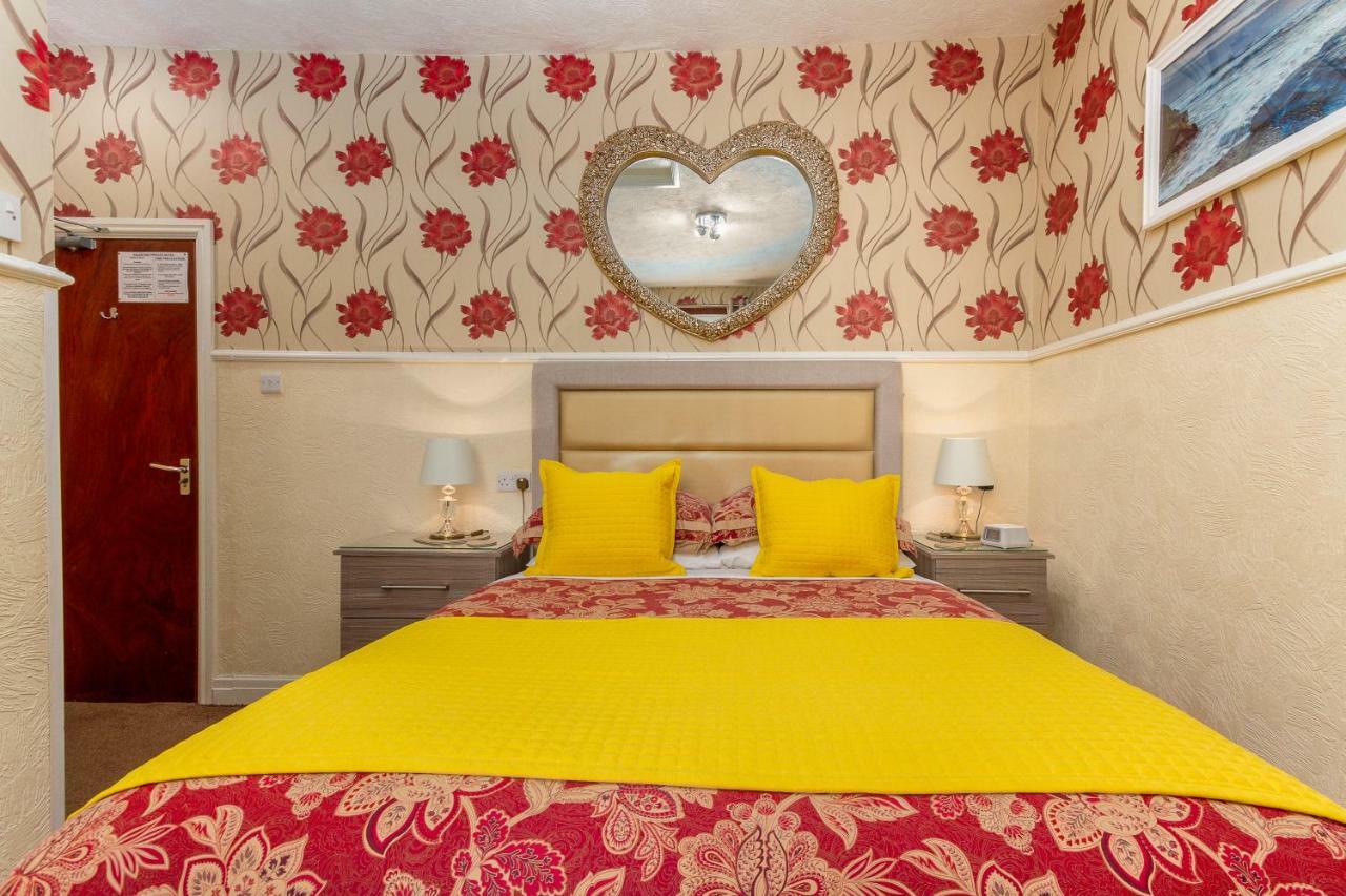 Valentine Lodge Over 21 Adult Couples Only Blackpool Bagian luar foto