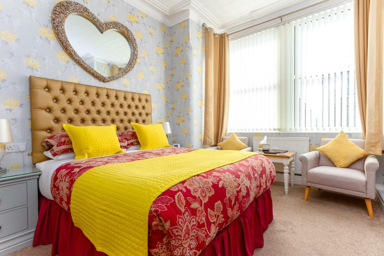 Valentine Lodge Over 21 Adult Couples Only Blackpool Bagian luar foto