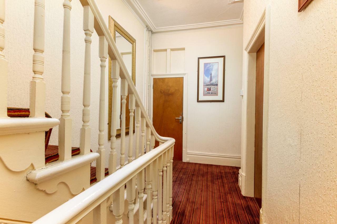 Valentine Lodge Over 21 Adult Couples Only Blackpool Bagian luar foto